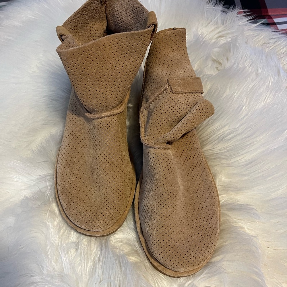 Ladies Uggs, size 9. New without box. Never worn